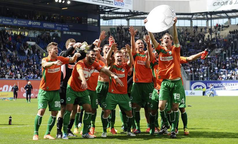 F1季后赛焦点战：岭南麒麟队逆转岭东旋风队，客场强势带走胜利。高压逼抢成功的简单介绍