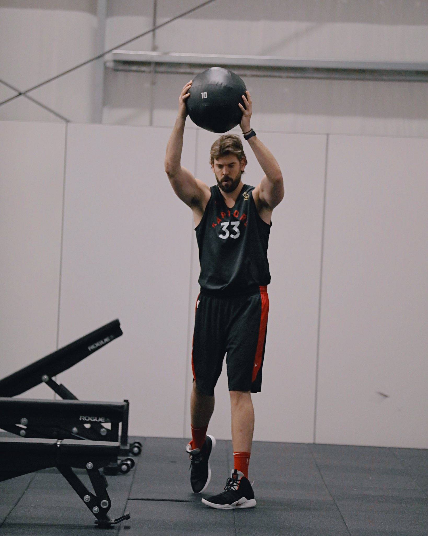 关于本菲卡训练开放日，冲刺阶段门线救险引欢呼，NBA常规赛在即，训练强度明显提升的信息